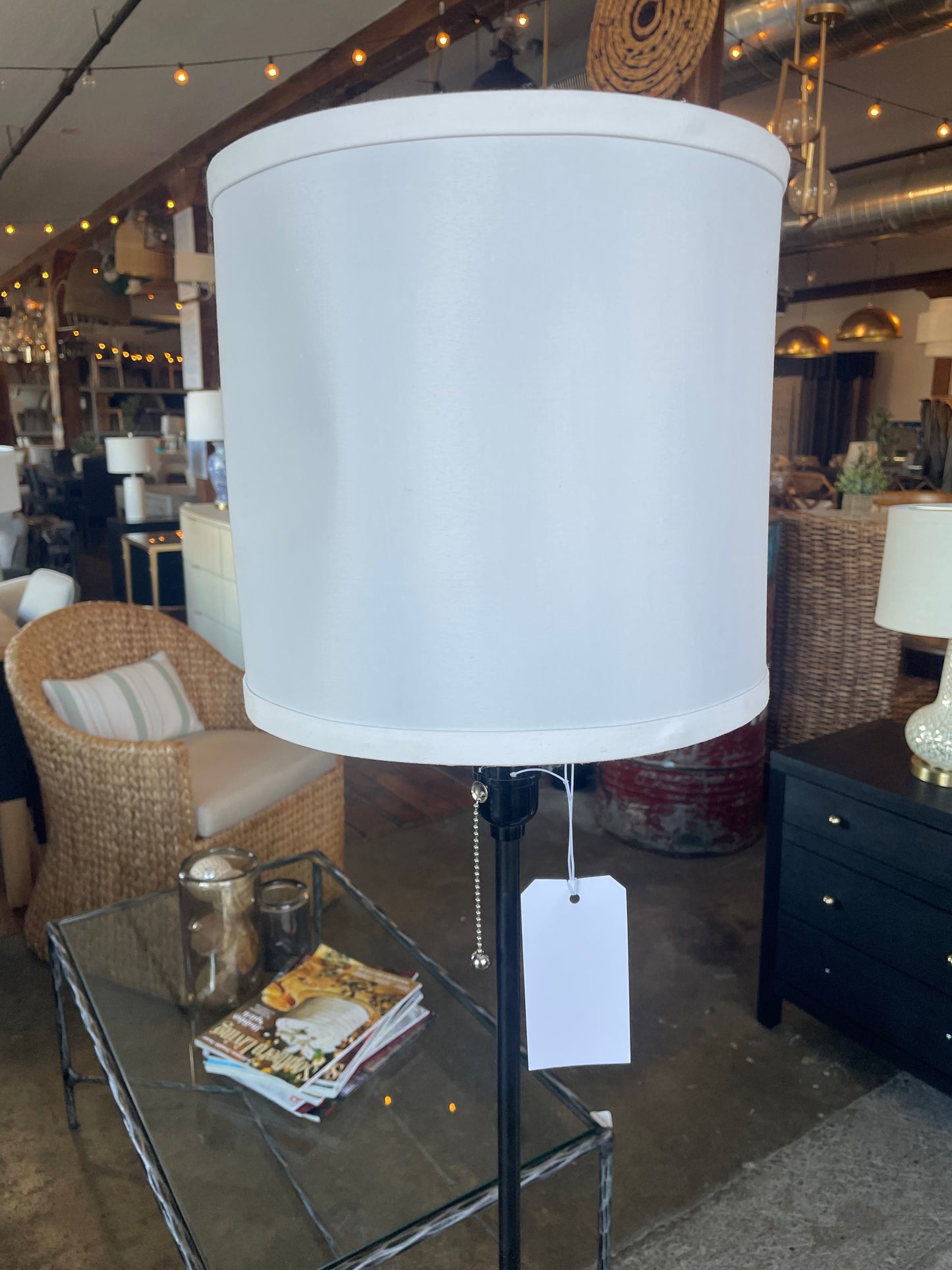 Black floor lamp w/ white shade 💡