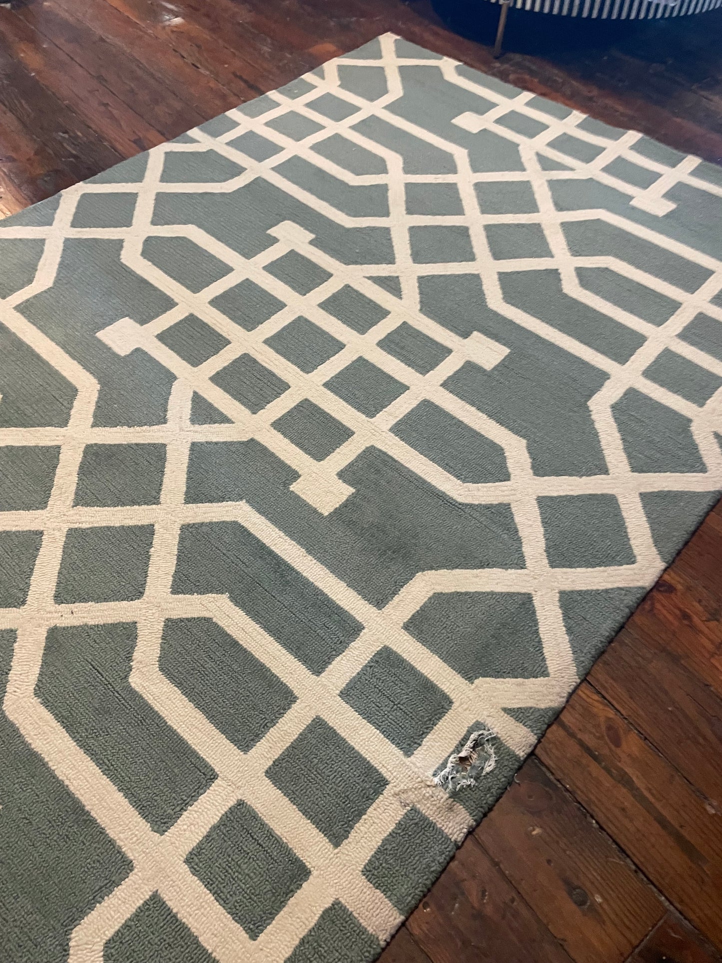 5x8 green & white abstract rug (small hole) 🤍