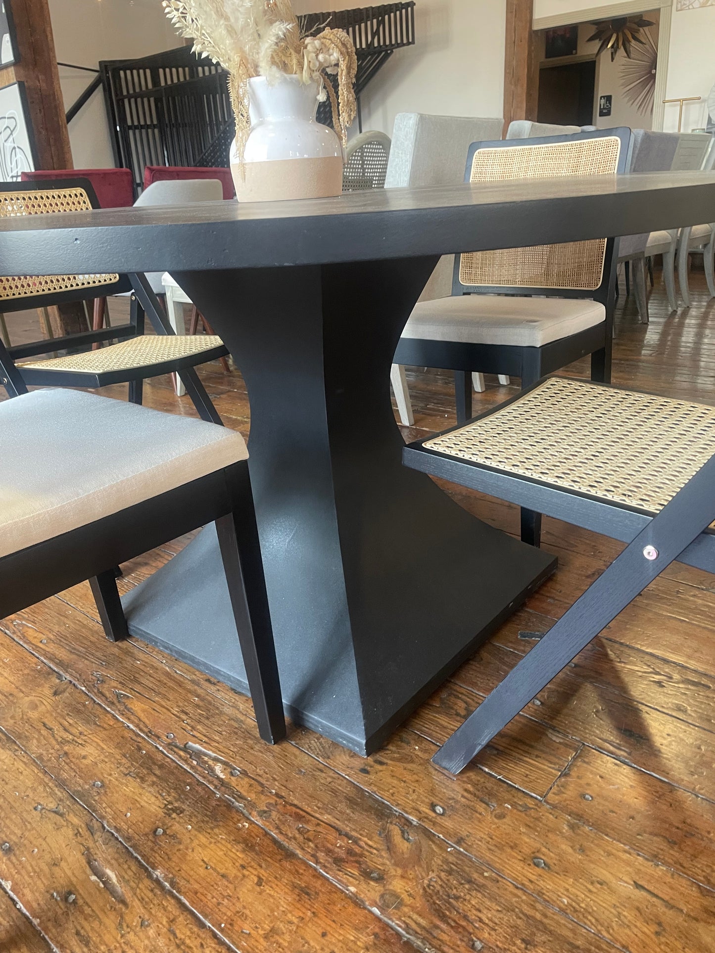 Black round pedestal dining table 🖤