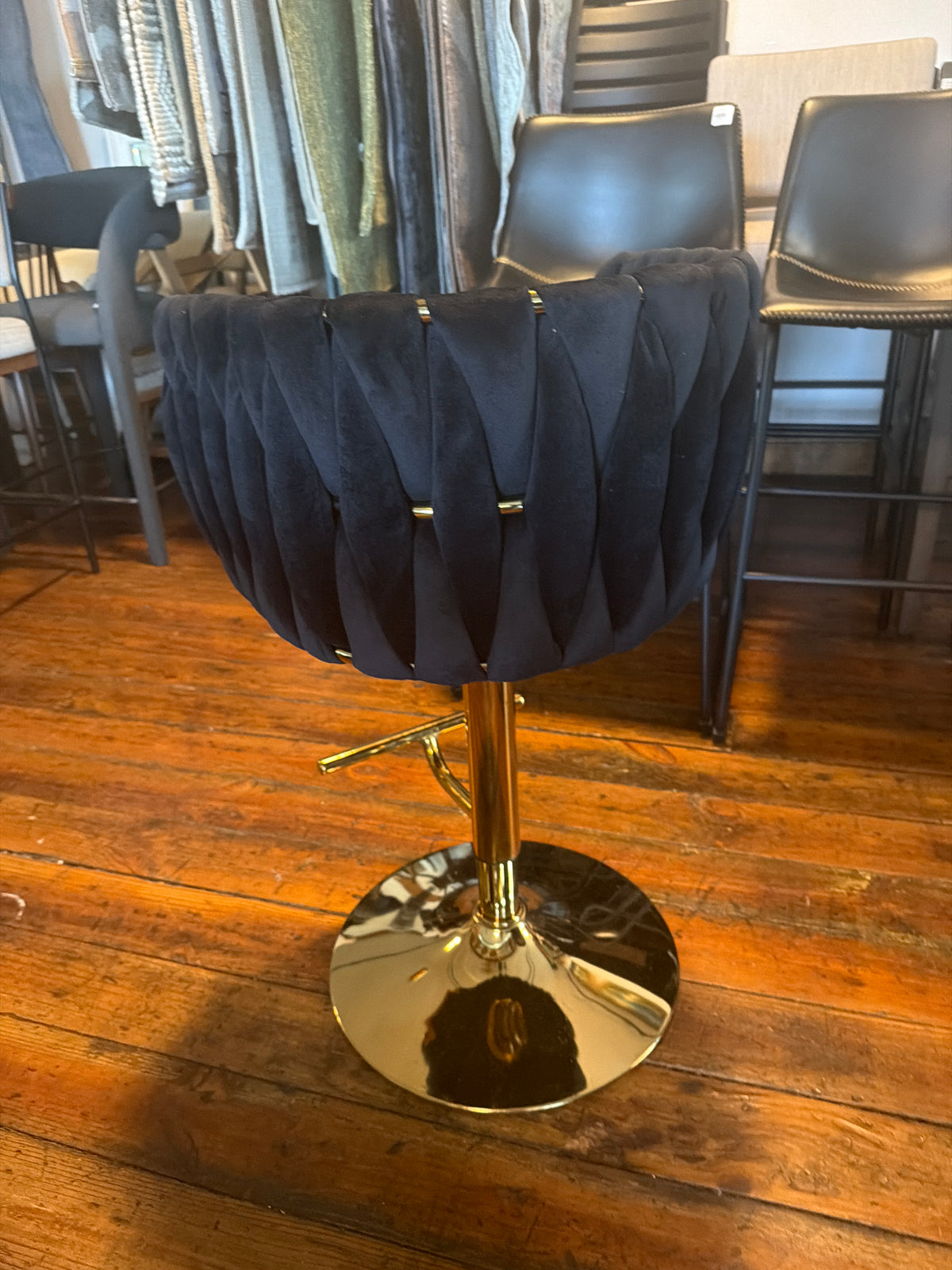 Black tufted velvet & golden metal adjustable barstool 🥂