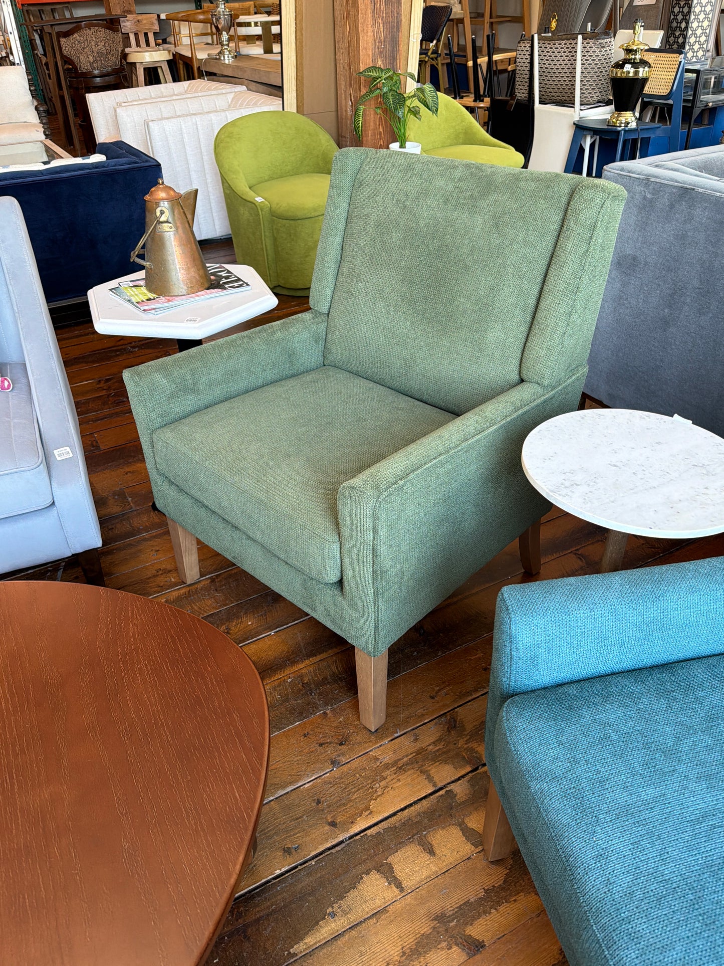 Green chenille accent arm chair w/ wood legs 🌻