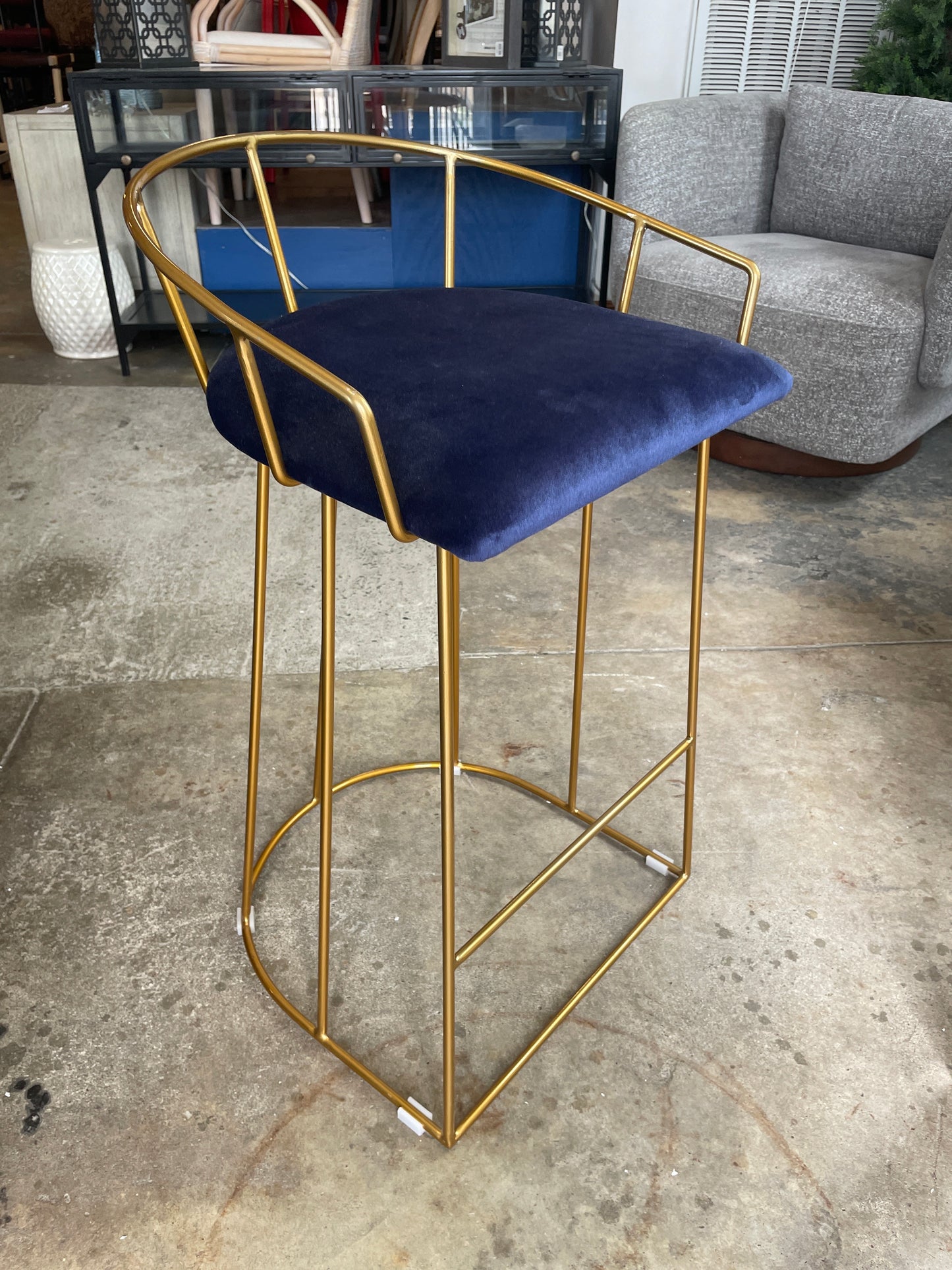 Sapphire blue velvet barstool w/ gold frame 🥂