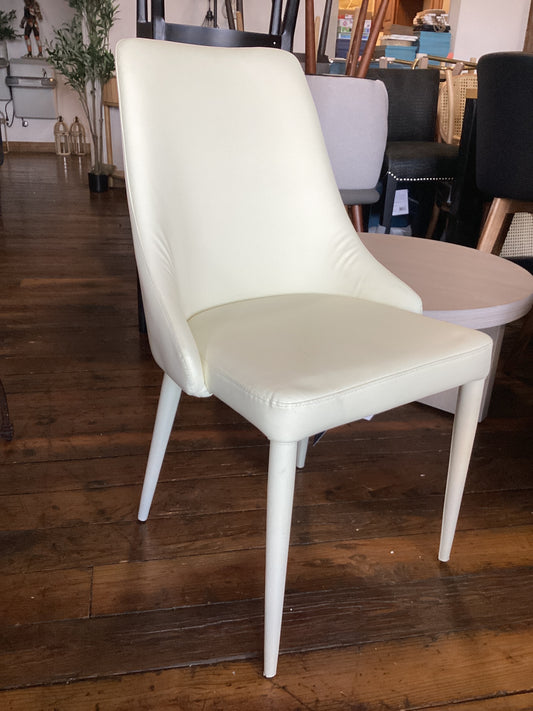 4 vegan leather cream-colored chairs 🍽️