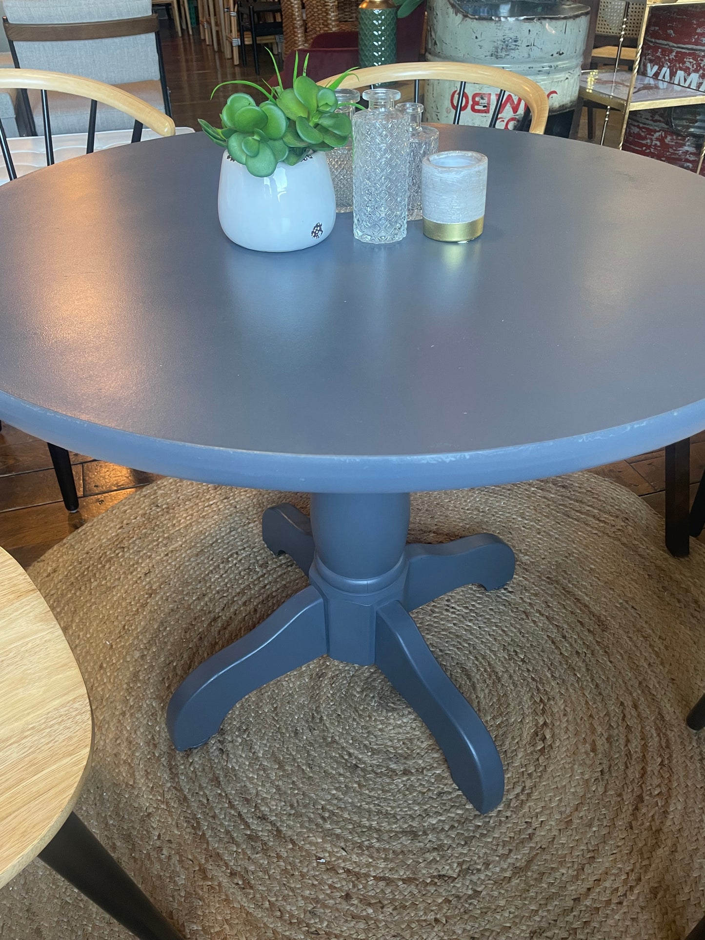 Round 36” solid wood pedestal dining table🌻