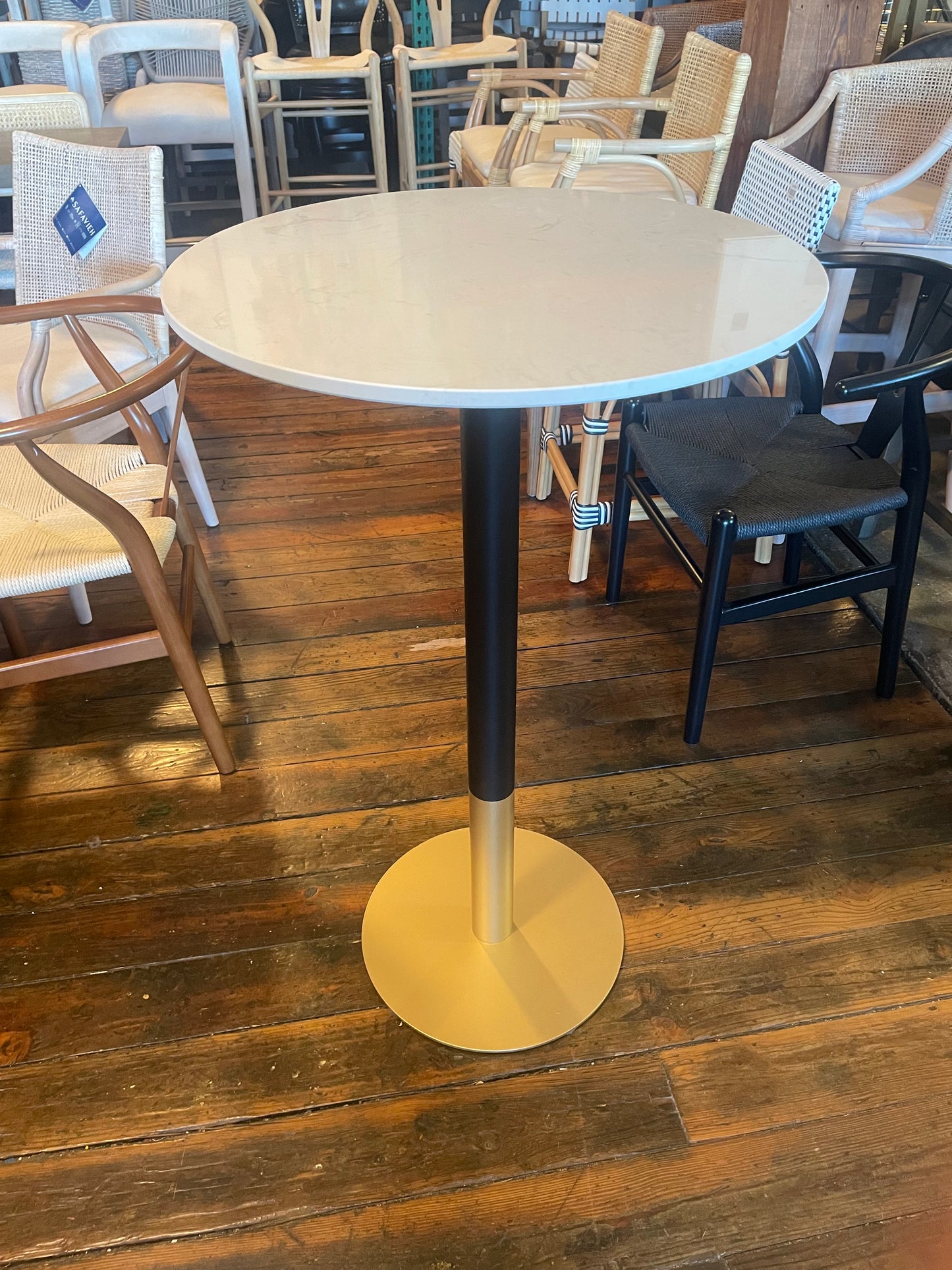 Marble top 24” bistro table w/ black & gold base ✨
