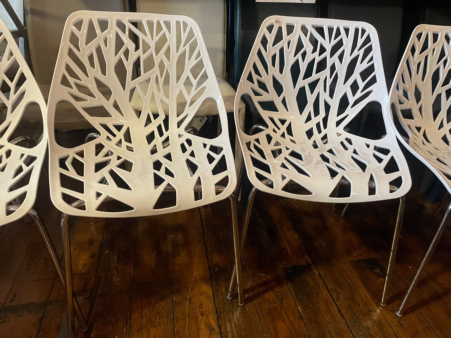 4 white stackable dining chairs 🤍