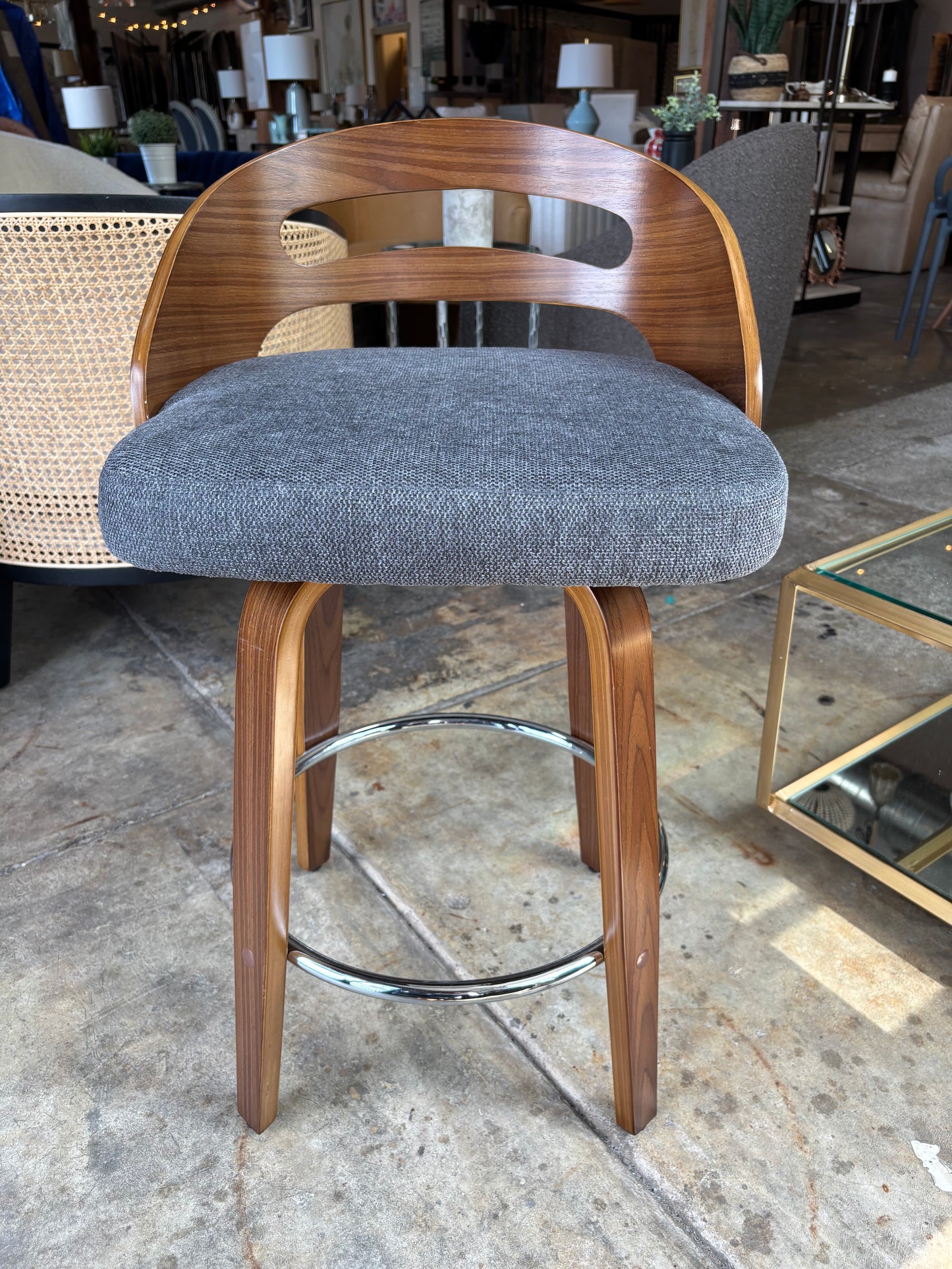 Brown wood MCM swivel counterheight barstool w/ grey linen seat 🤎