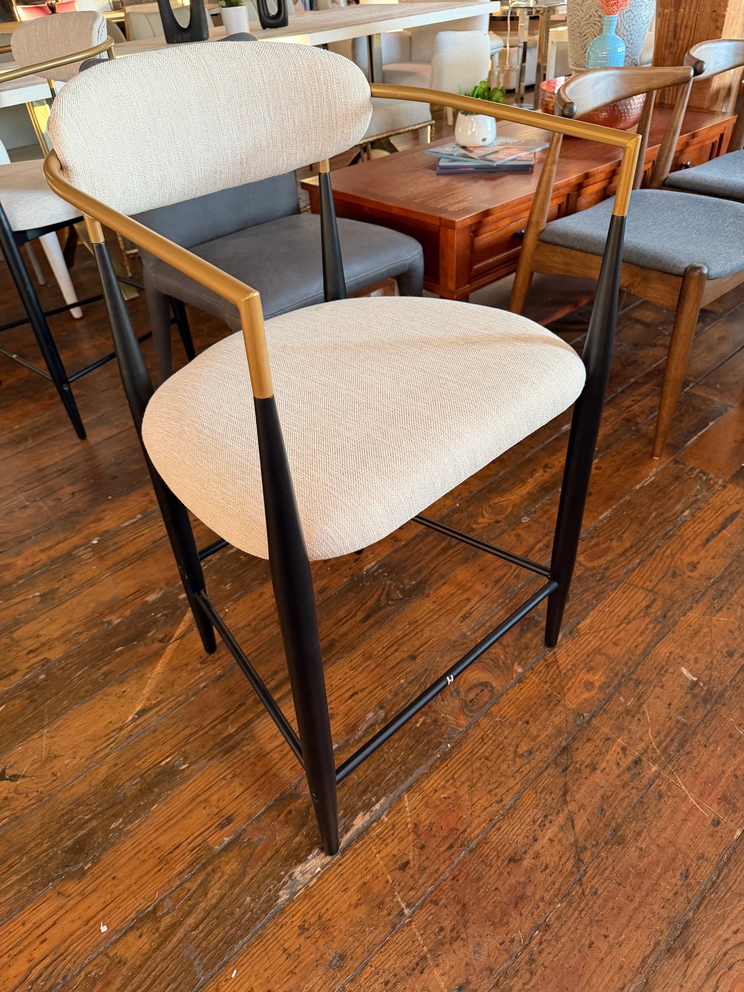 Upholstered counterheight barstool w/ black & gold frame 🥂