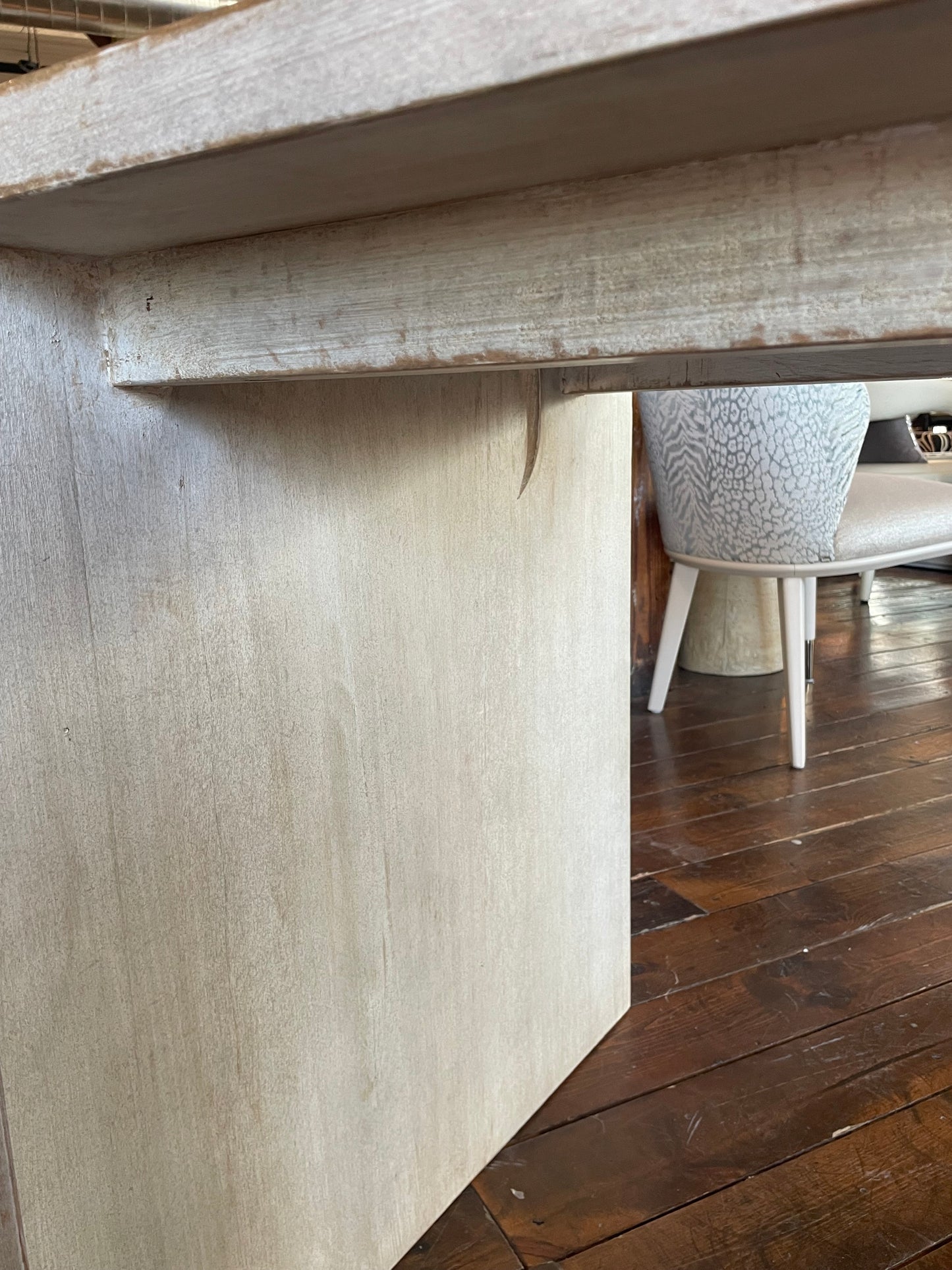 Reclaimed pine wood desk in a light warm wash finish 📖