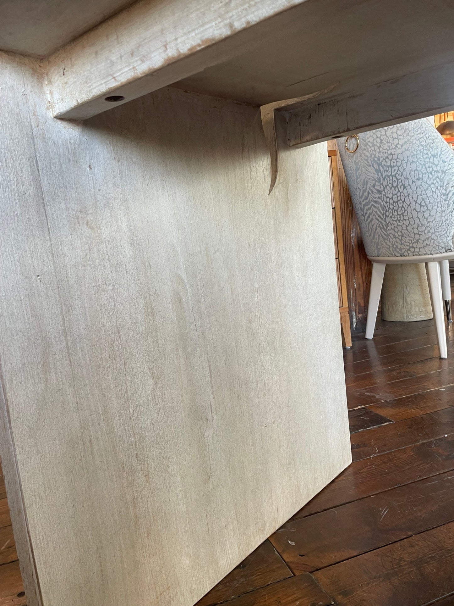 Reclaimed pine wood desk in a light warm wash finish 📖