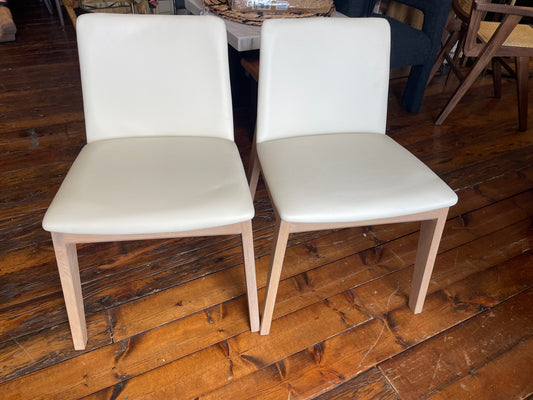 2 modern vegan cream leather chairs🪑