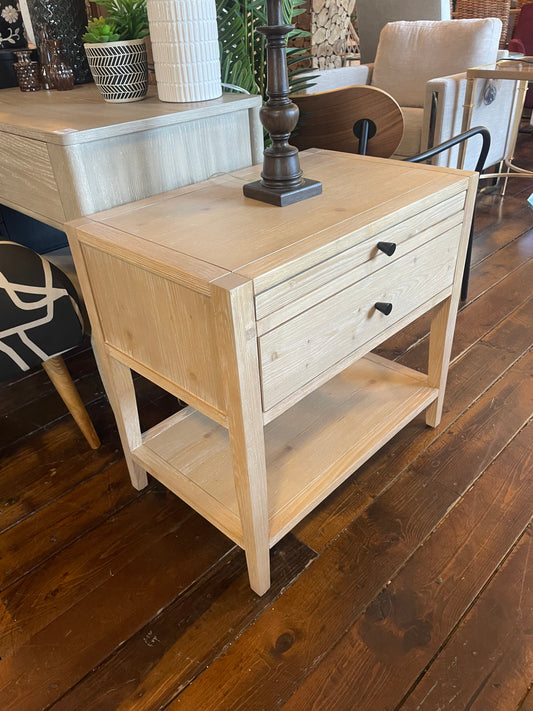 Natural wood nightstand w/ 1 drawer 🍵