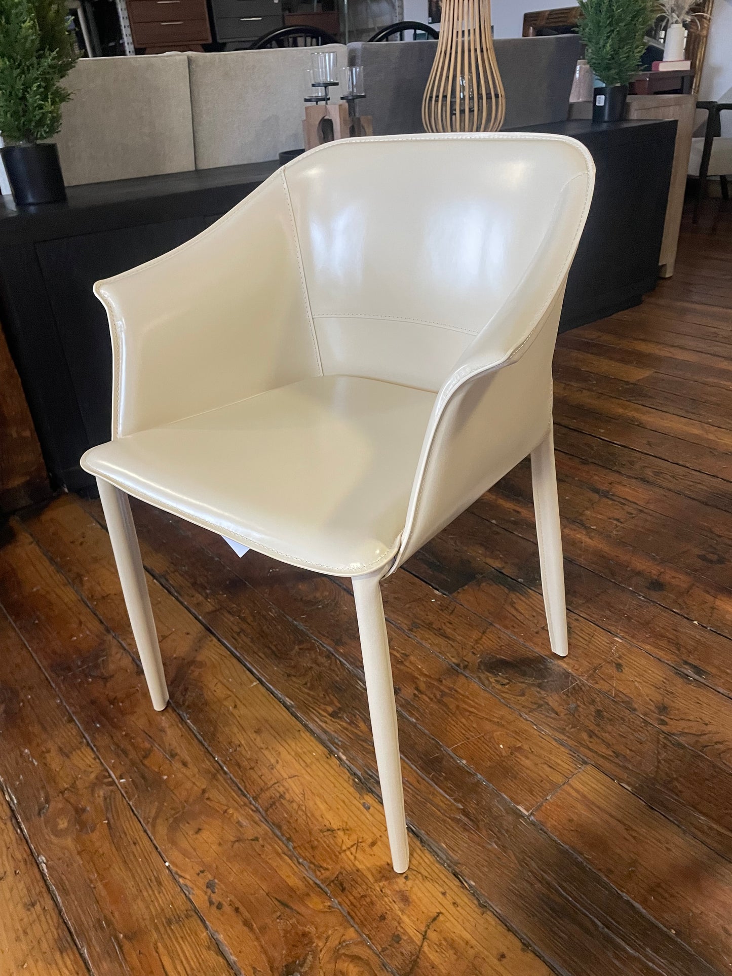Recycled white leather armchair 🤍