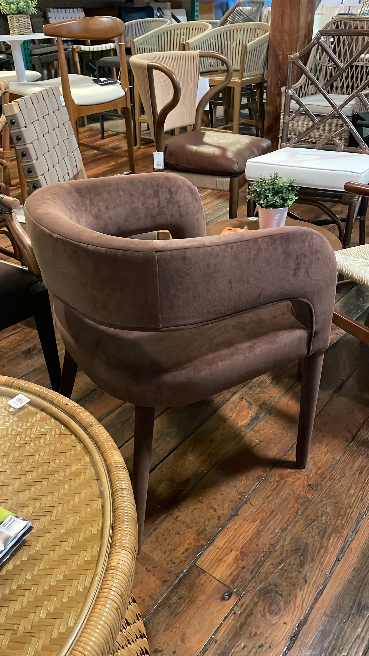 Modern brown velvet accent chair 🤎