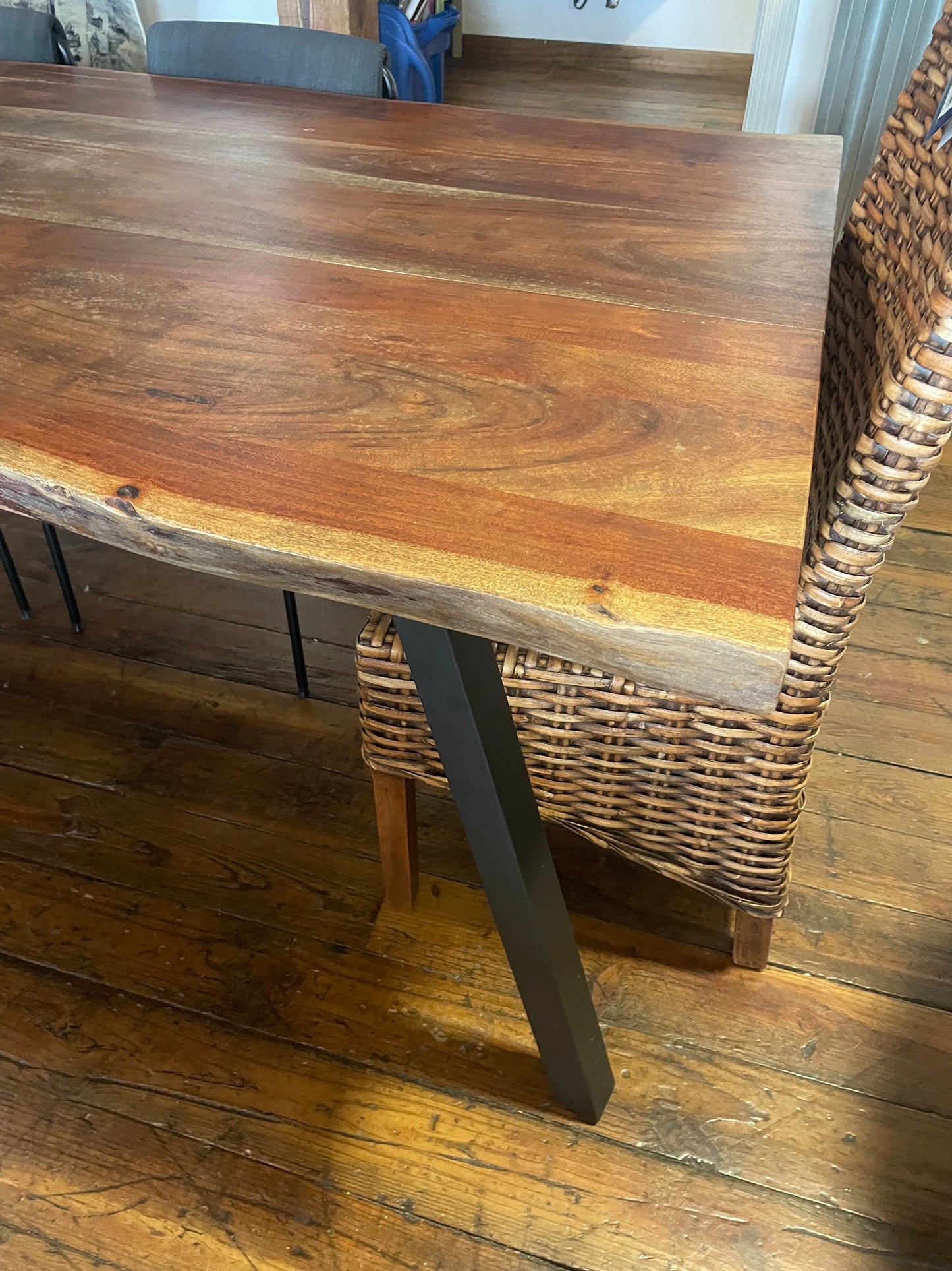 Live edge 70” wood dining table 🪾
