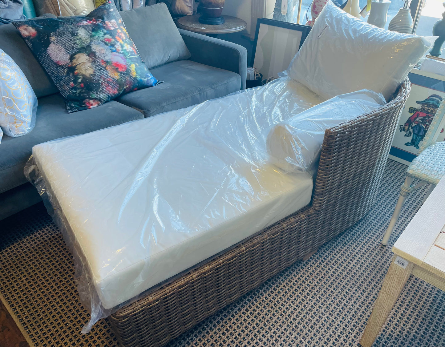 Curved arm rattan wicker chaise w/ arm pillow 🌻