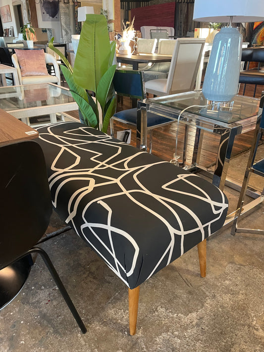 MCM cotton hand-upholstered bench 🌼