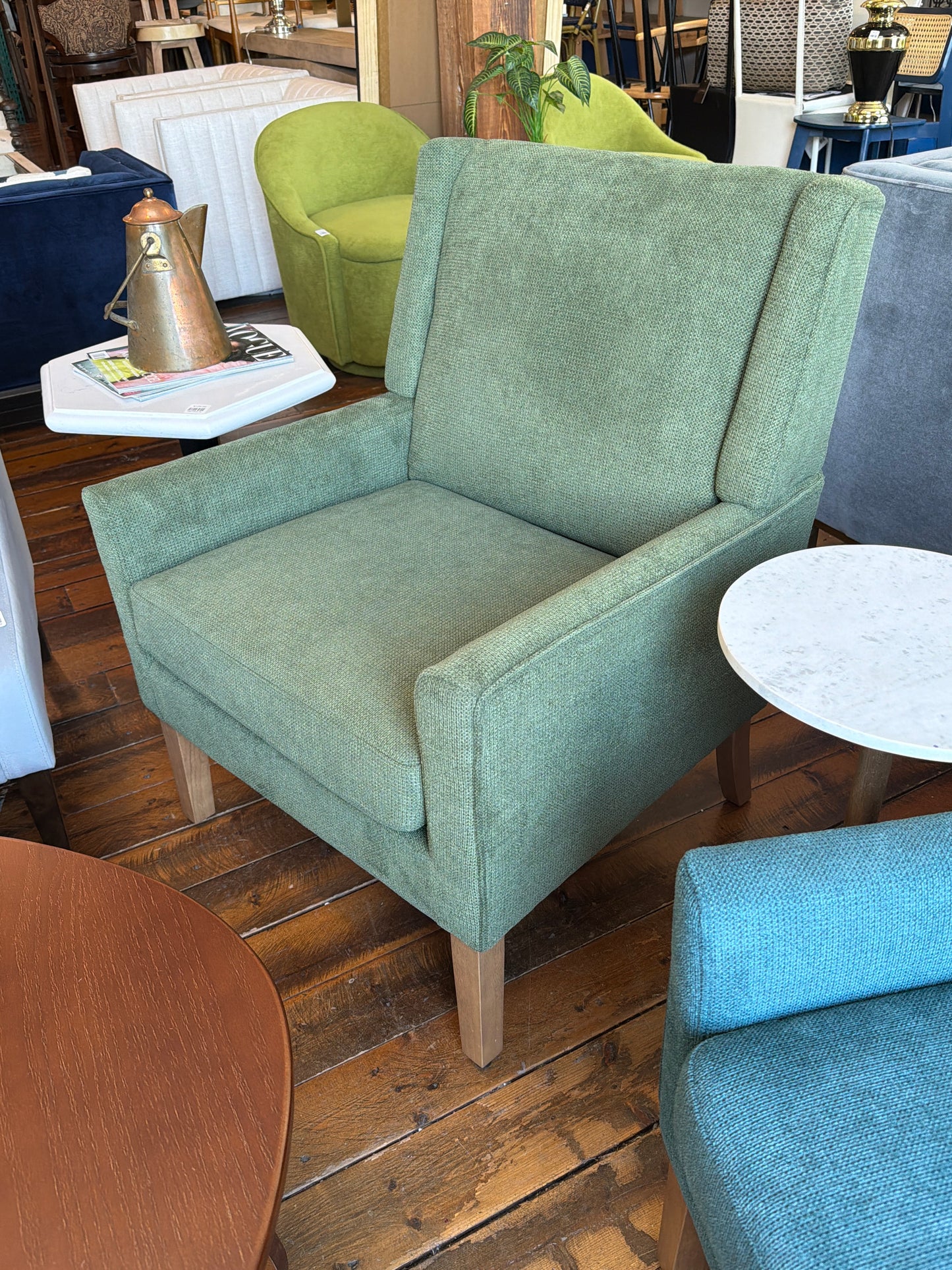 Green chenille accent arm chair w/ wood legs 🌻
