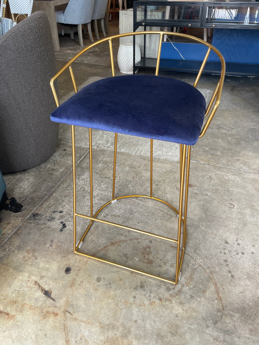 Sapphire blue velvet barstool w/ gold frame 🥂