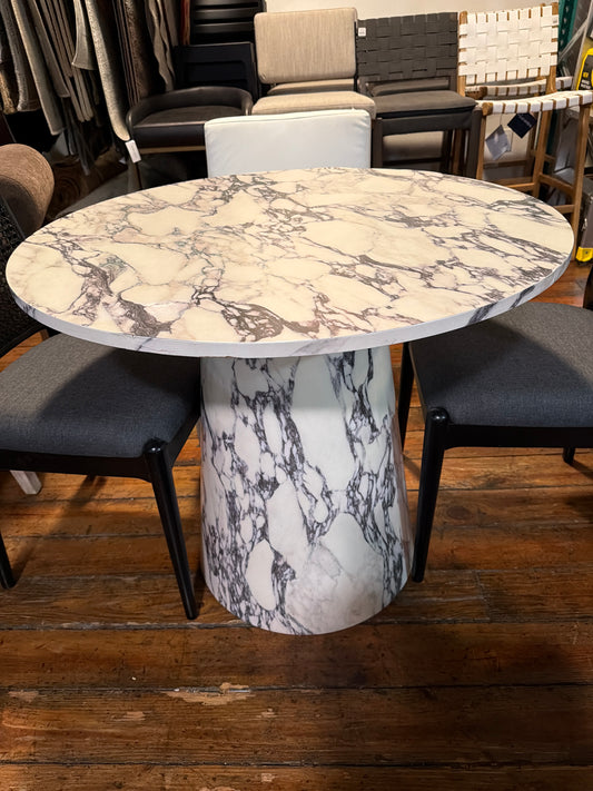 Faux marble dining table w/ pedestal base 🤍