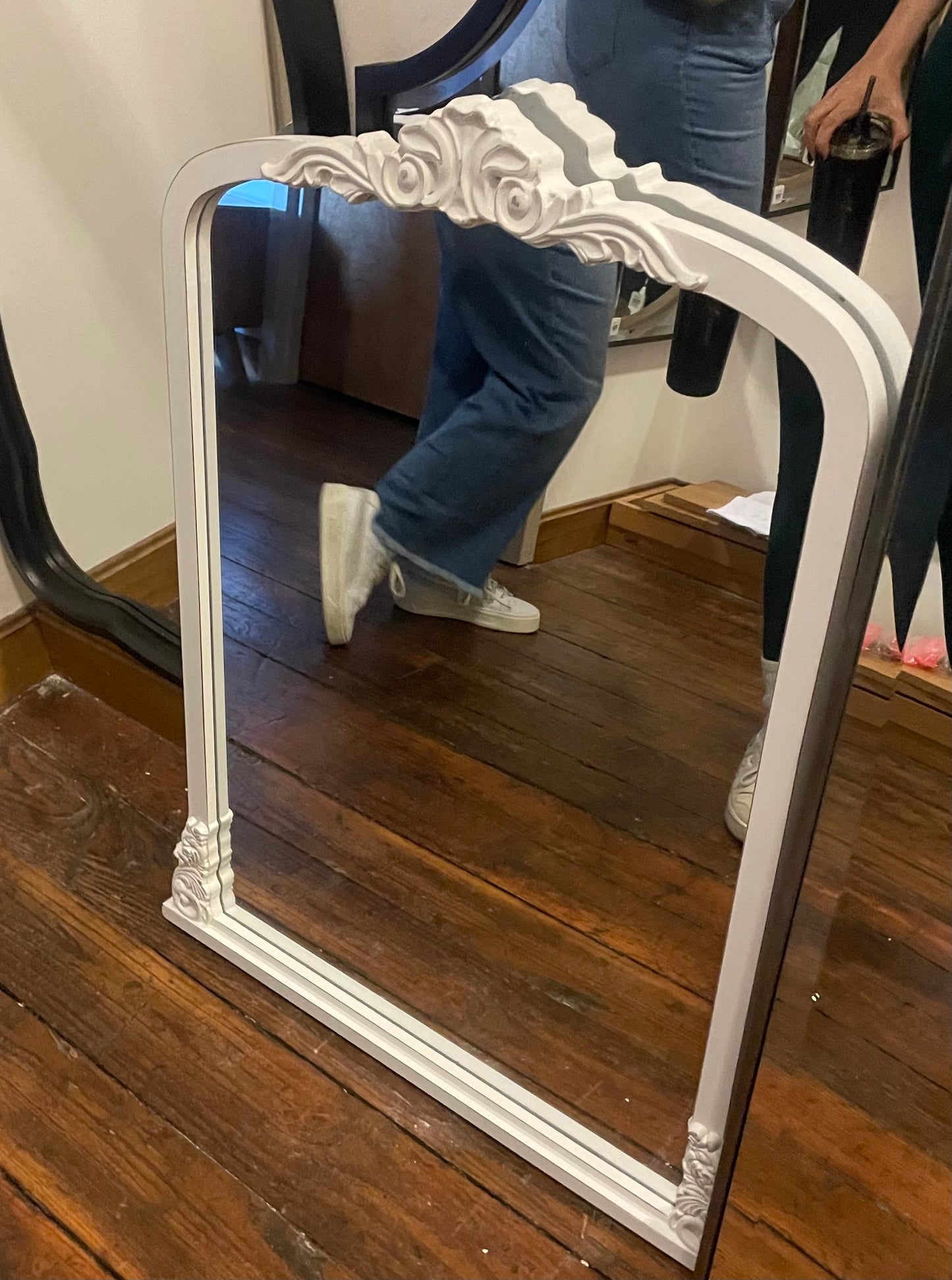 Arched white wood decorative mirror 🤍