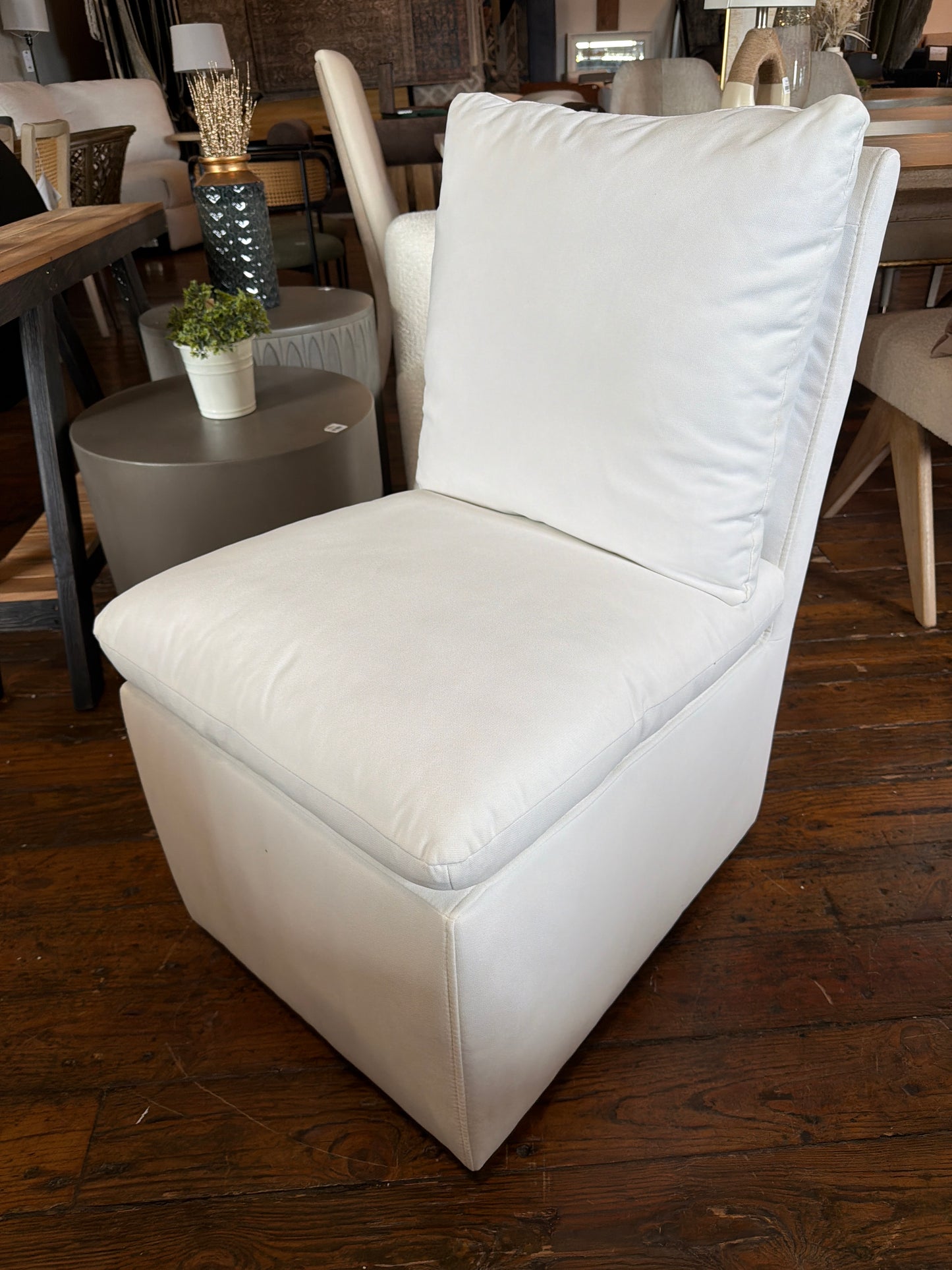 Upholstered white chair w/ performance linen 🤍