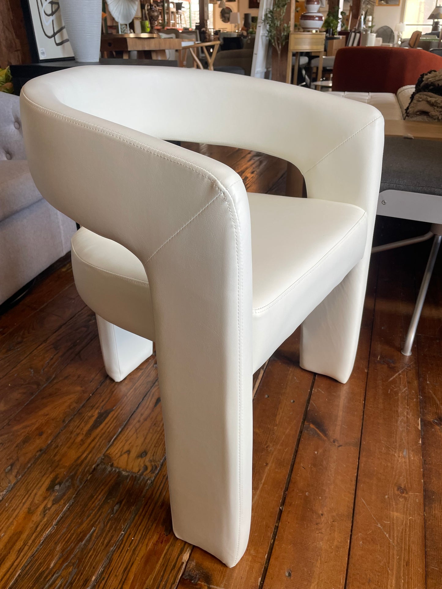 Upholstered white vegan leather barrel chair ☕