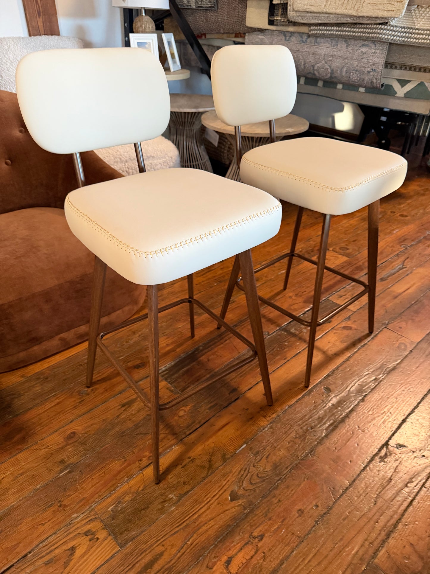 Modern swivel faux leather beige counterheight barstool w/ metal frame 🥂