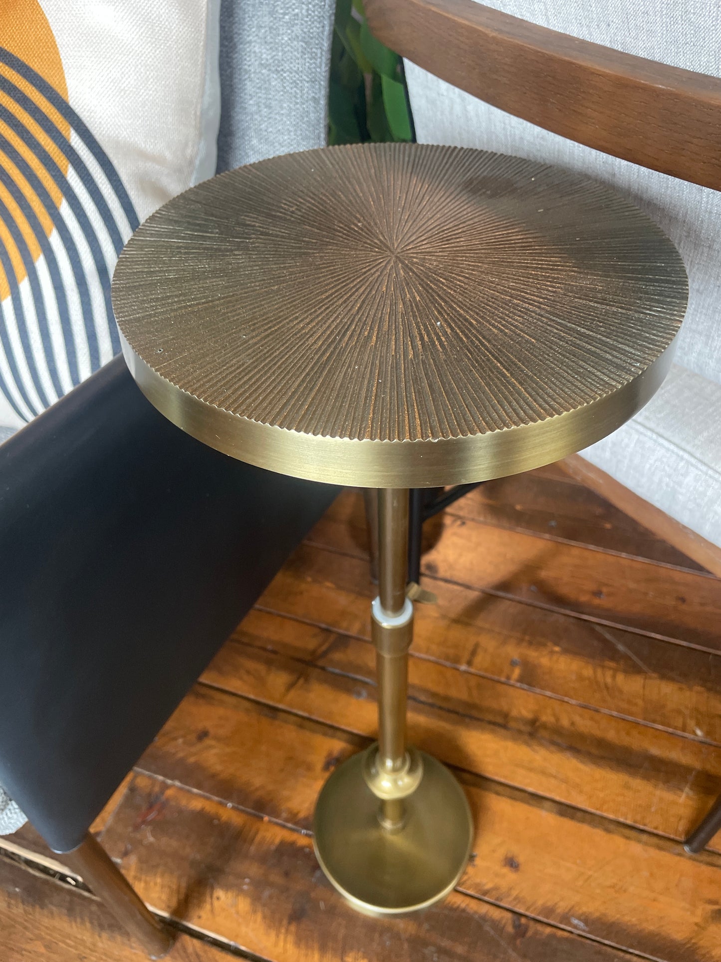 Adjustable brass metal end table ⚜️