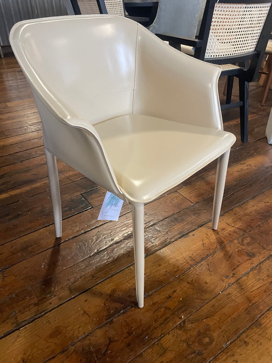 Recycled white leather armchair 🤍