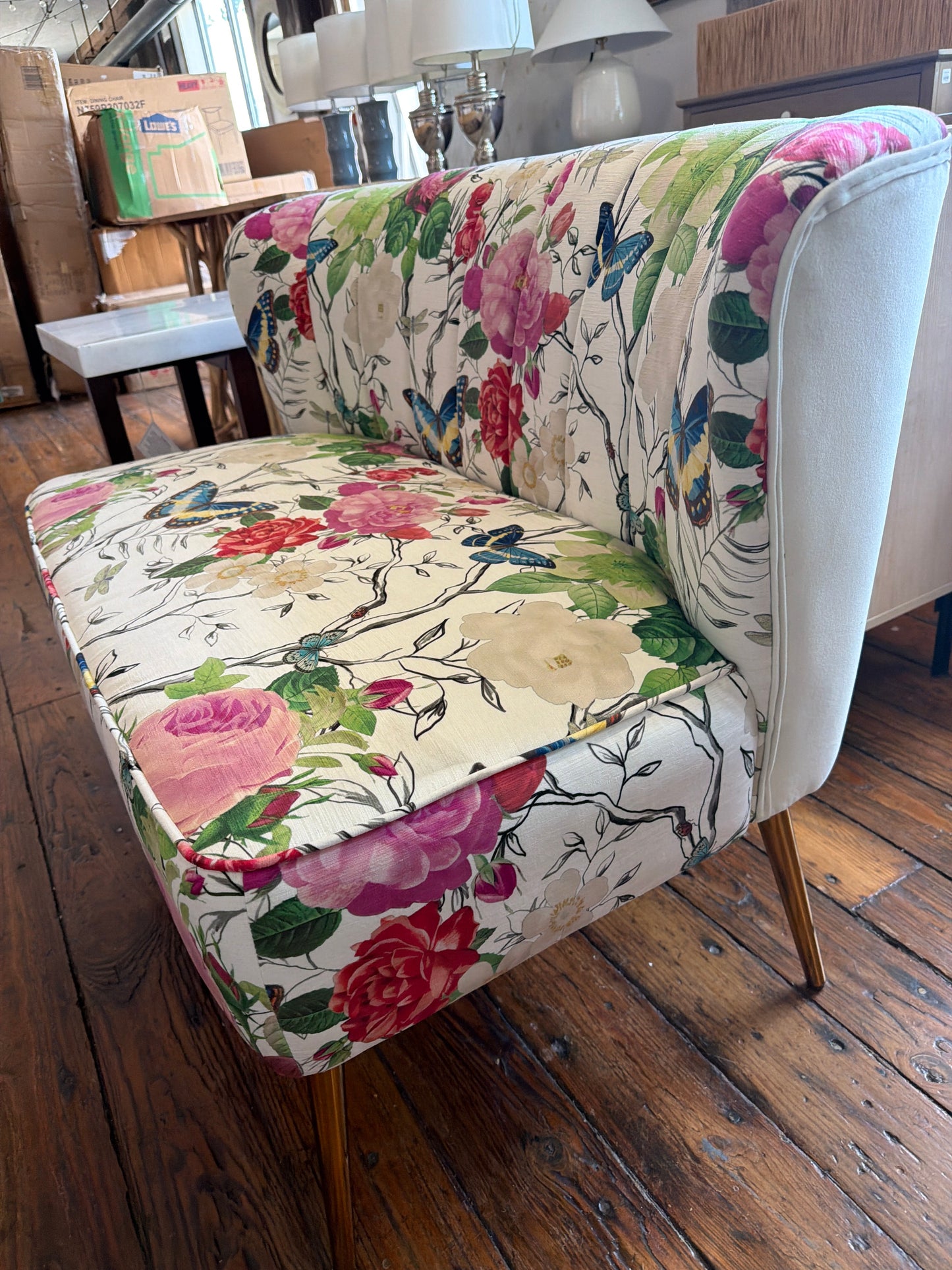 Adorable flower velvet loveseat w/ gold metal legs ✨