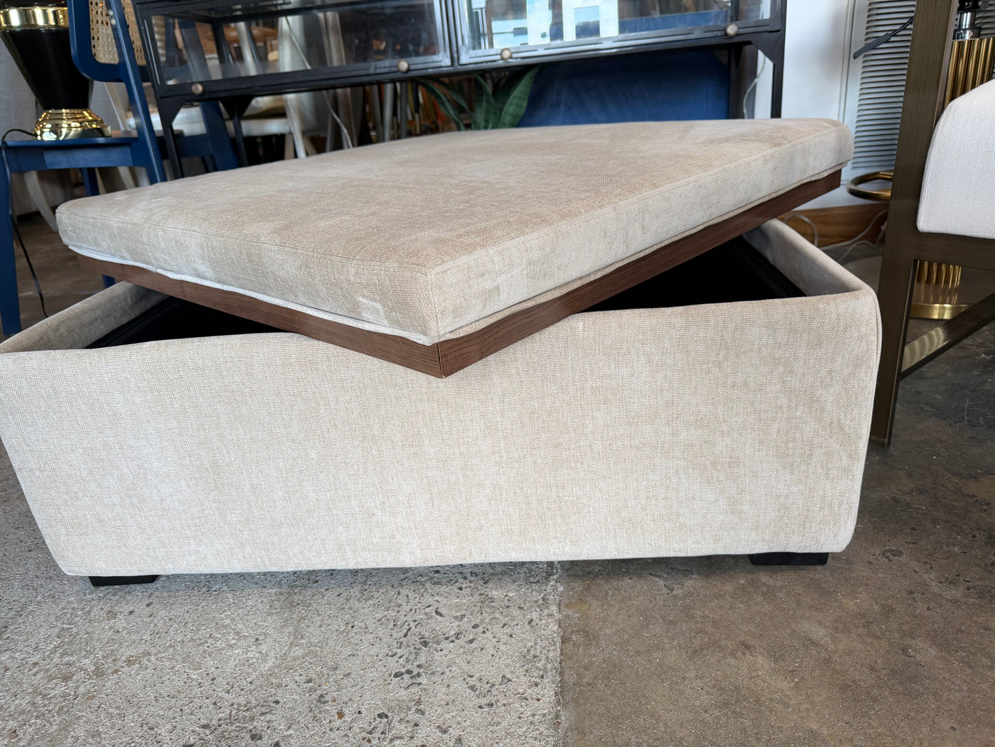 Flip top coffee table & 35” square upholstered beige storage ottoman w/ tray ☕️