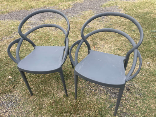 2 grey patio chairs 🩶