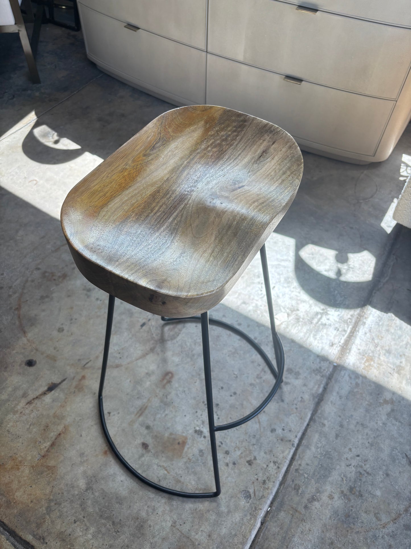 Natural wood barheight barstool w/ iron black legs 🌻