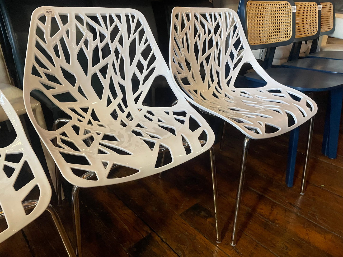 4 white stackable dining chairs 🤍