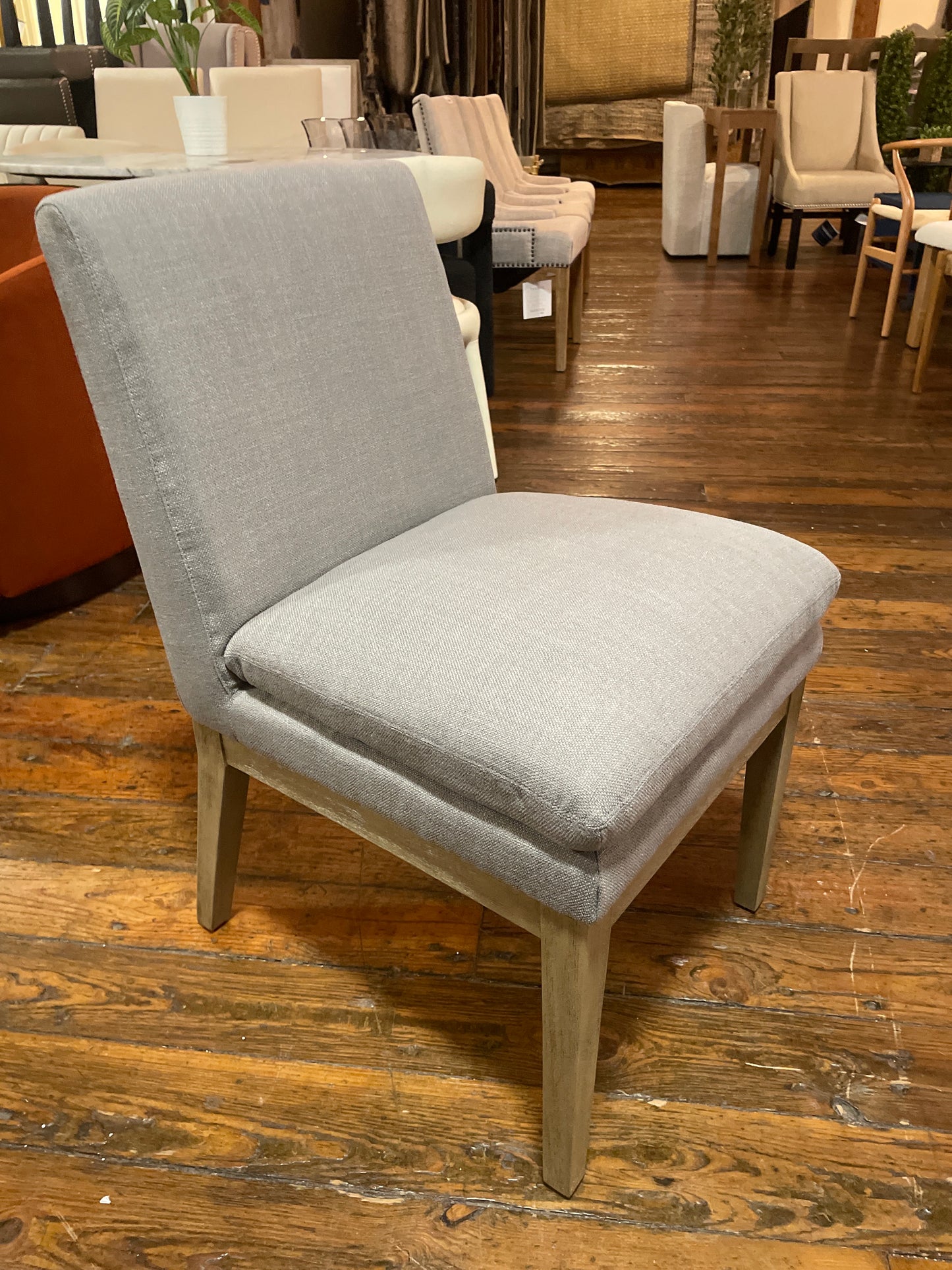 Grey upholstered accent chair 🦢
