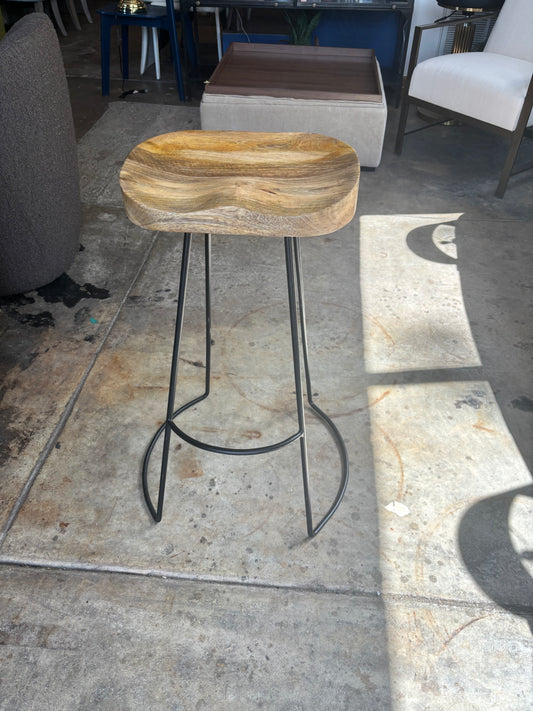 Natural wood barheight barstool w/ iron black legs 🌻