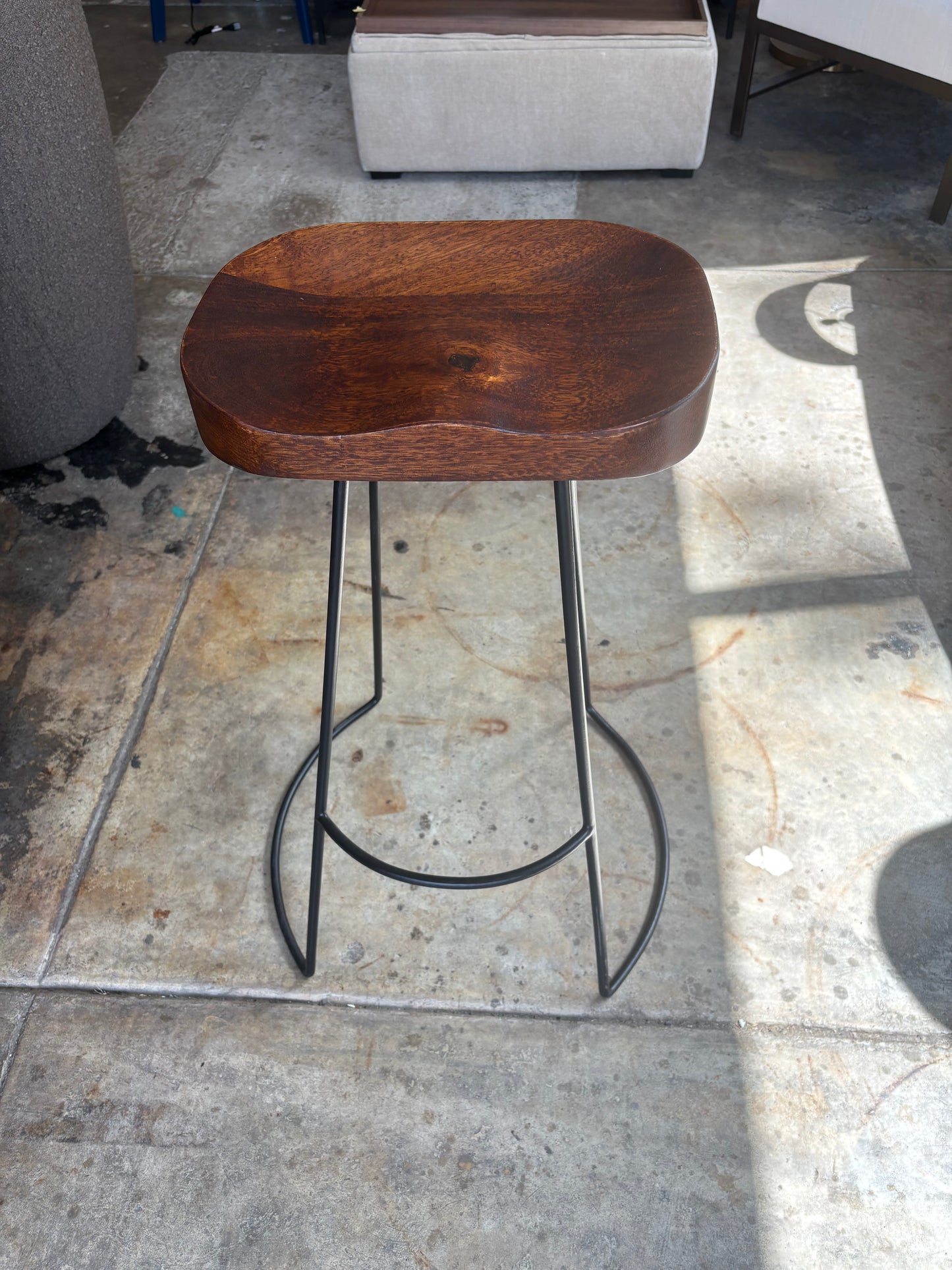 Cherry wood barheight barstool w/ black iron legs🍷