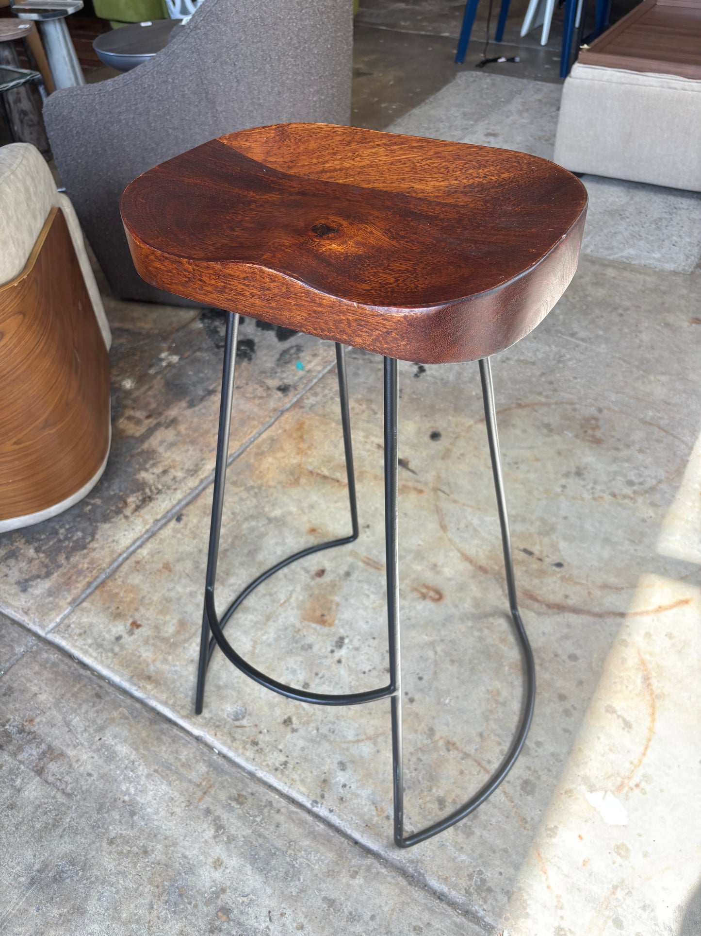 Cherry wood barheight barstool w/ black iron legs🍷