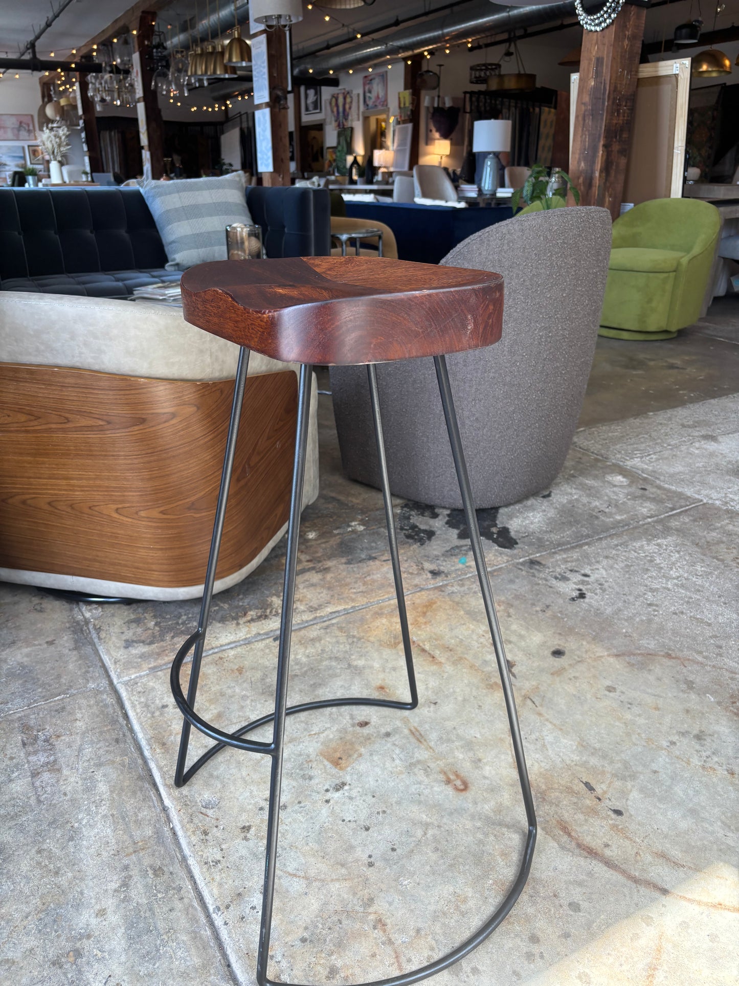 Cherry wood barheight barstool w/ black iron legs🍷
