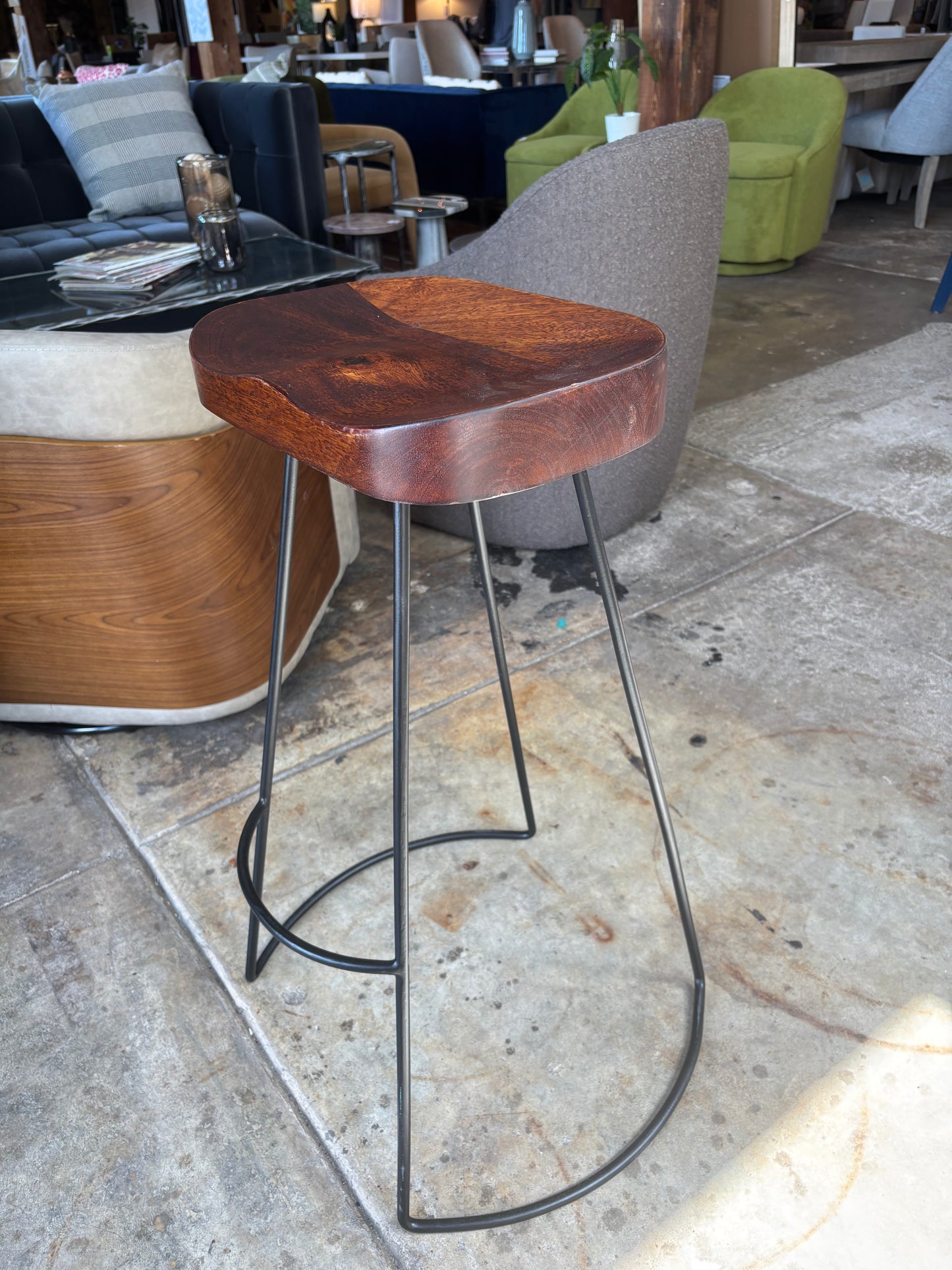 Cherry wood barheight barstool w/ black iron legs🍷