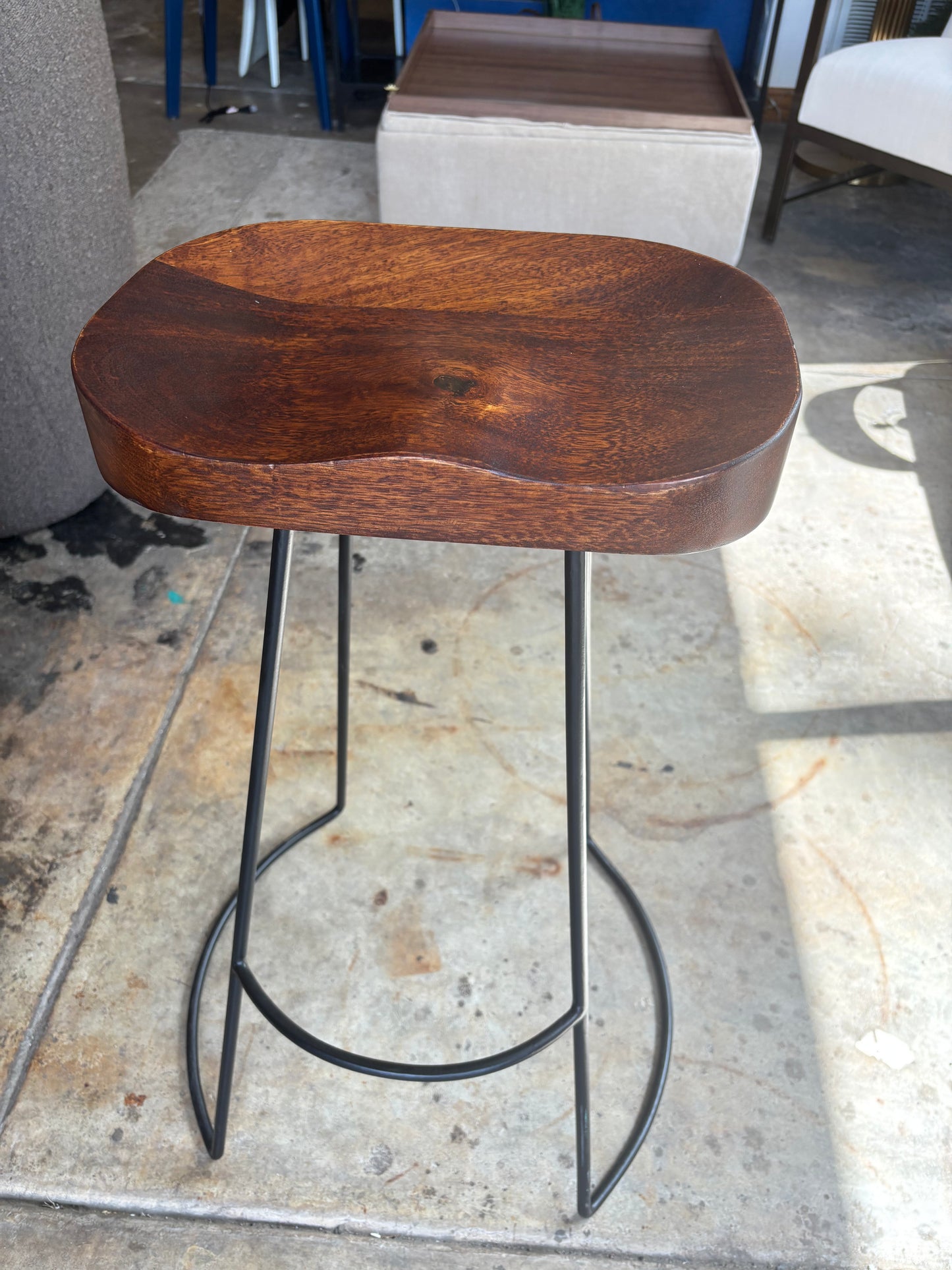 Cherry wood barheight barstool w/ black iron legs🍷