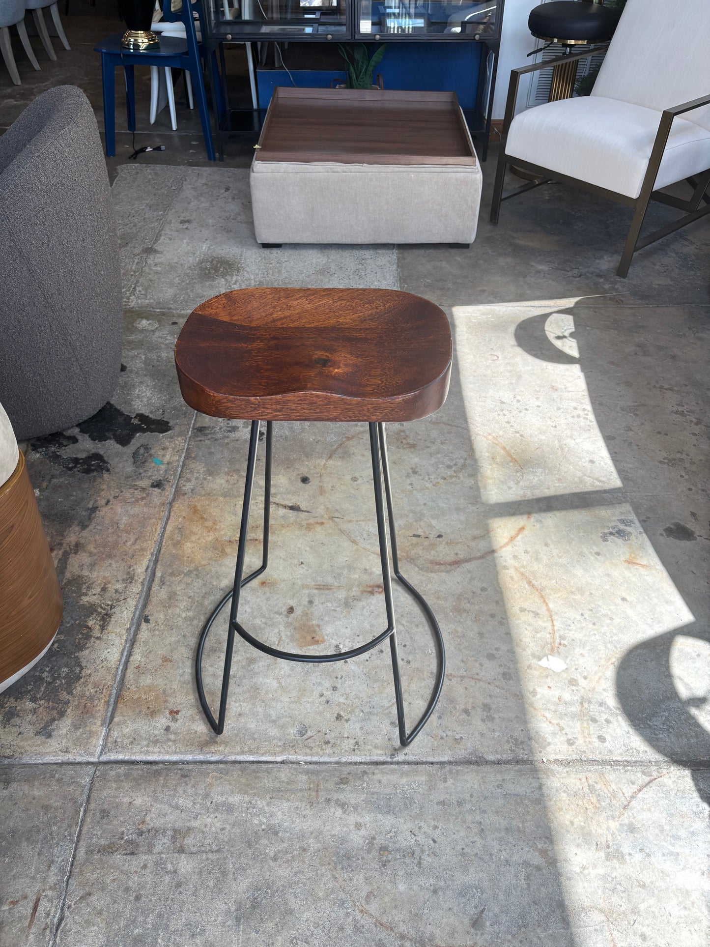 Cherry wood barheight barstool w/ black iron legs🍷
