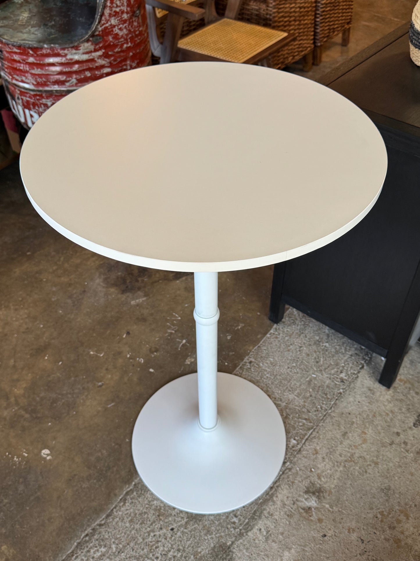White pedestal table 🤍