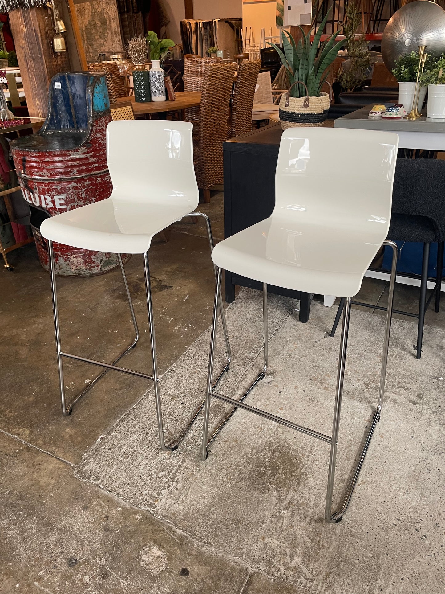 2 barheight white & chrome barstools 🤍