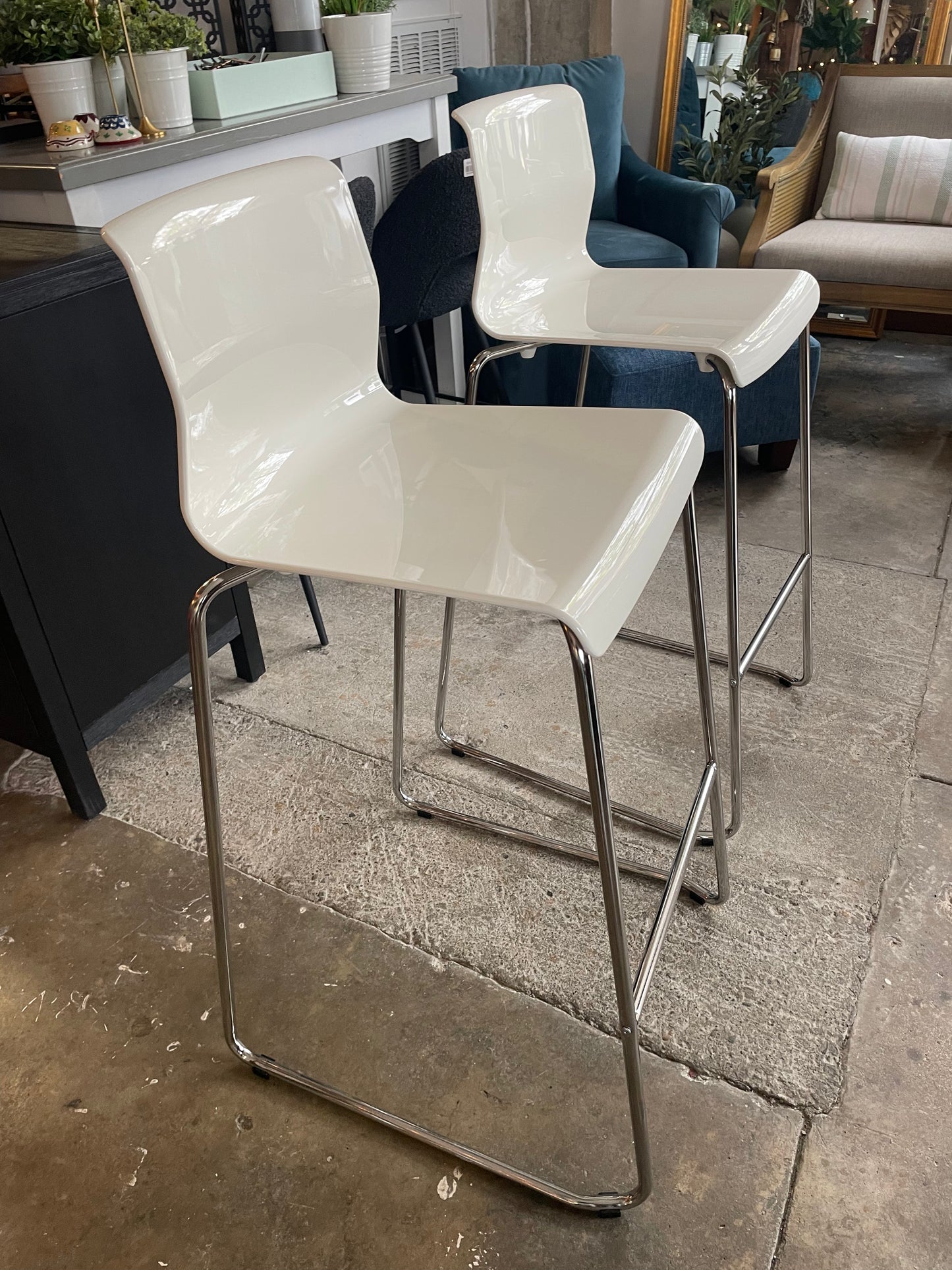 2 barheight white & chrome barstools 🤍