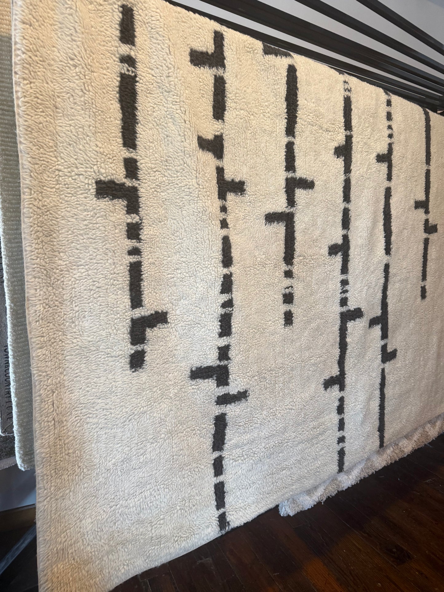 6x9 machine washable stripe wool ivory rug 🩶🖤