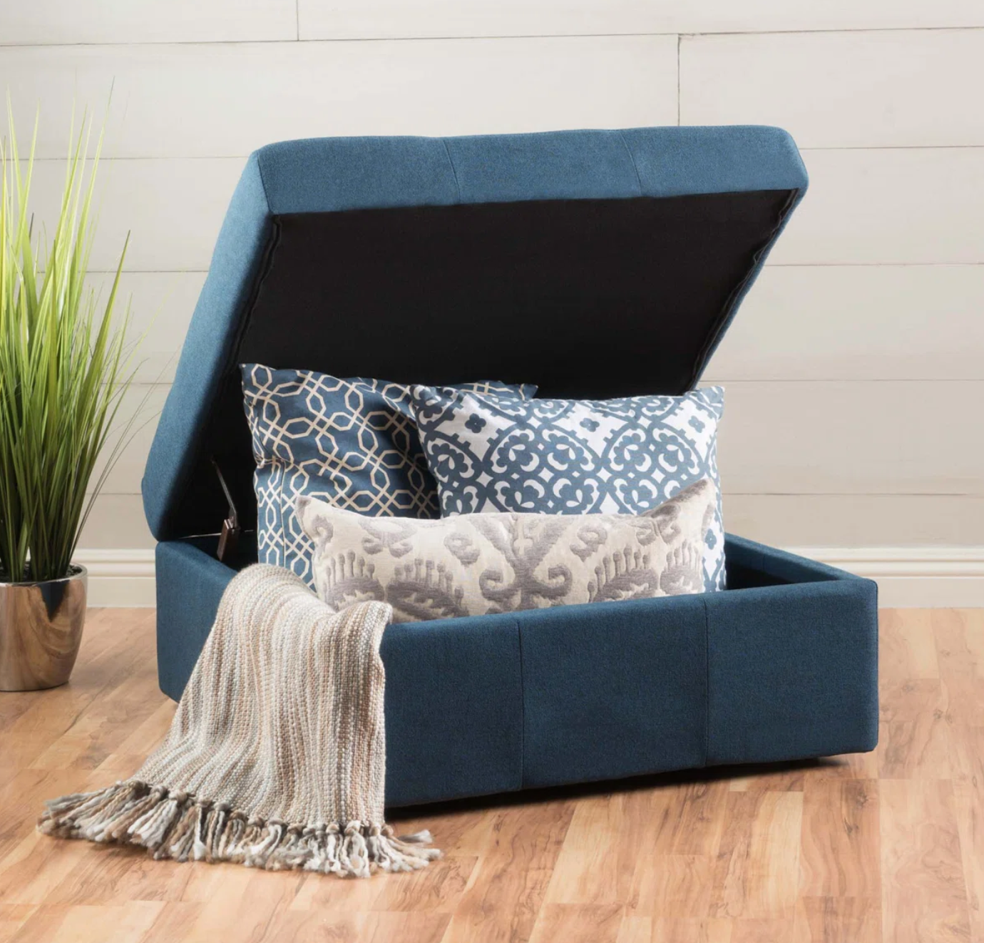 Blue tufted ottoman w/ storage 🦋
