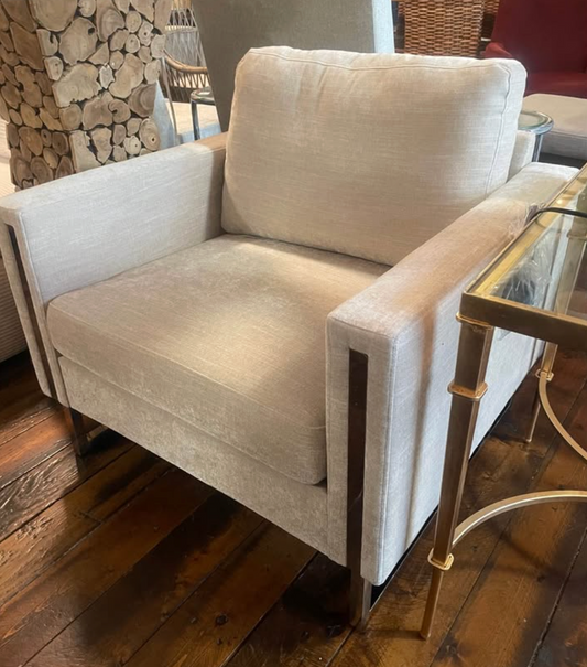 Soft ivory armchair w/ chrome legs 🌷