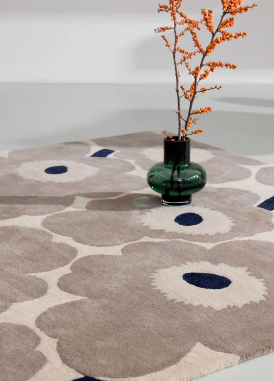 5'7" x 7'10" beige & black flower wool rug 🖤